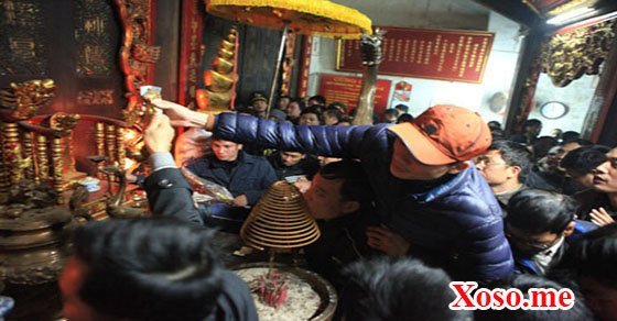 Mơ thấy người trèo bàn thờ